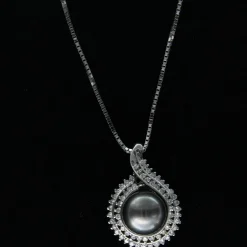 Guidetti | Girocollo in oro bianco con perla nera di Tahiti e diamanti taglio brillante