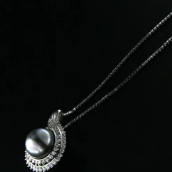 Guidetti | Girocollo in oro bianco con perla nera di Tahiti e diamanti taglio brillante