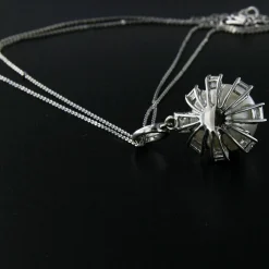 Guidetti | Girocollo in oro bianco con perla australiana e diamanti taglio baguette