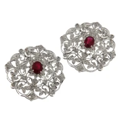 Orecchini in oro bianco con diamanti taglio brillante e rubini