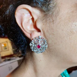 Orecchini in oro bianco con diamanti taglio brillante e rubini