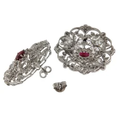 Orecchini in oro bianco con diamanti taglio brillante e rubini