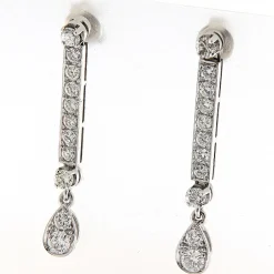 Orecchini pendenti in oro bianco con diamanti taglio brillante